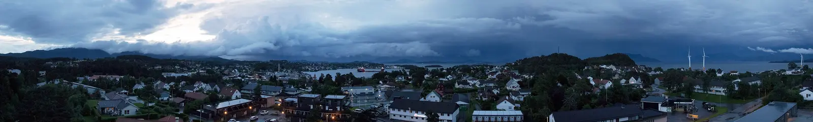 Panorama over Leirvik på Stord i skumringen